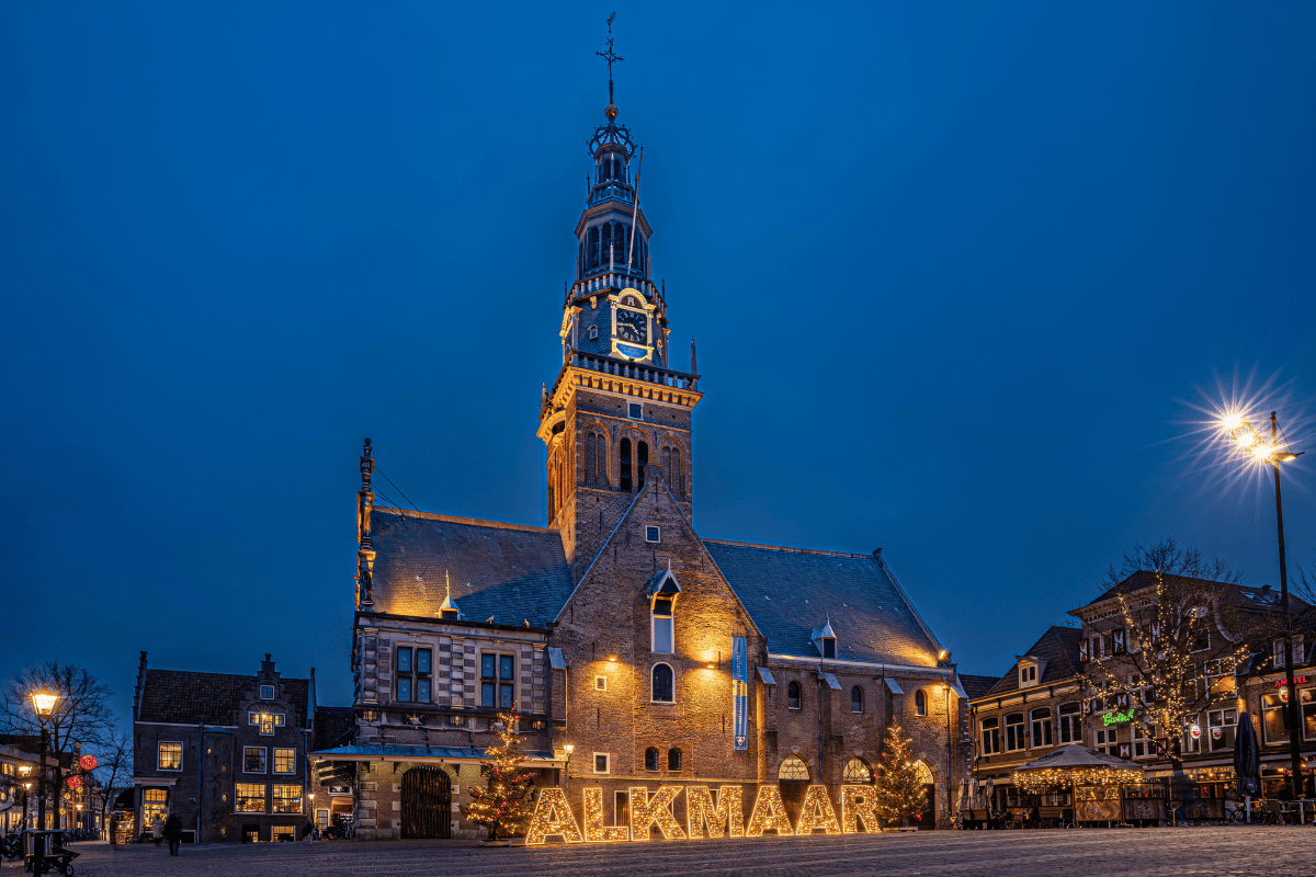 Foto van belichten Alkmaar letters voor de waagtoren